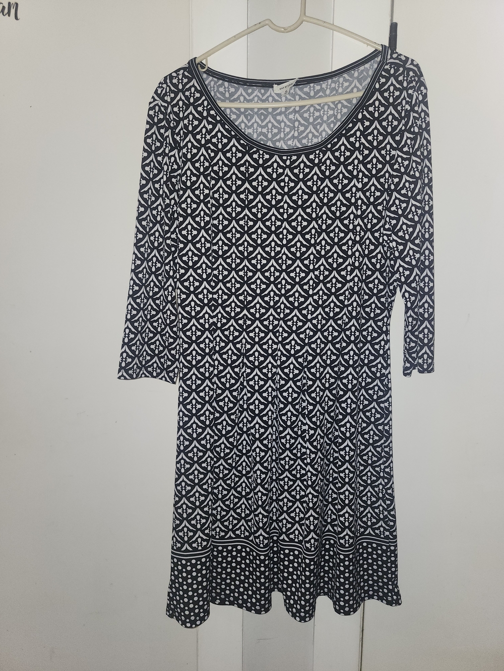 Max Studio Black & White Geometric Scoop Neck Long Sleeve Dress